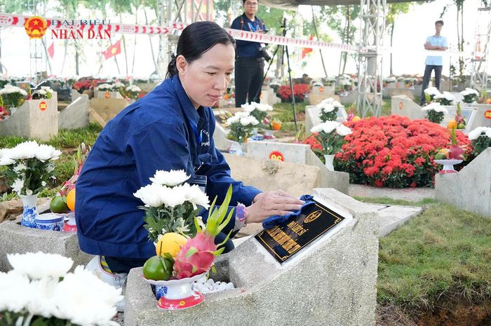 Tại Nghĩa trang liệt sĩ TP. Hồ Chí Minh (phường Long Bình), các lực lượng đang khẩn trương hoàn tất công tác chuẩn bị để đón 731 hài cốt liệt sĩ về yên nghỉ. Ảnh: Thạc Hiếu