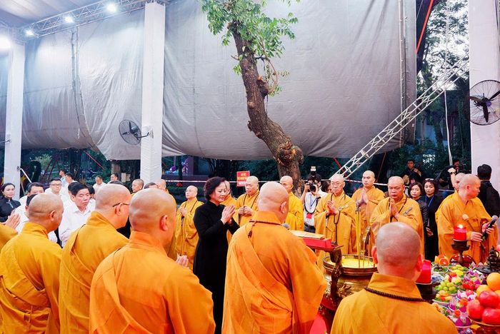 Giáo hội Phật giáo Việt Nam TP. Hồ Chí Minh cử hành nghi thức cầu nguyện. Ảnh Hoa Lê