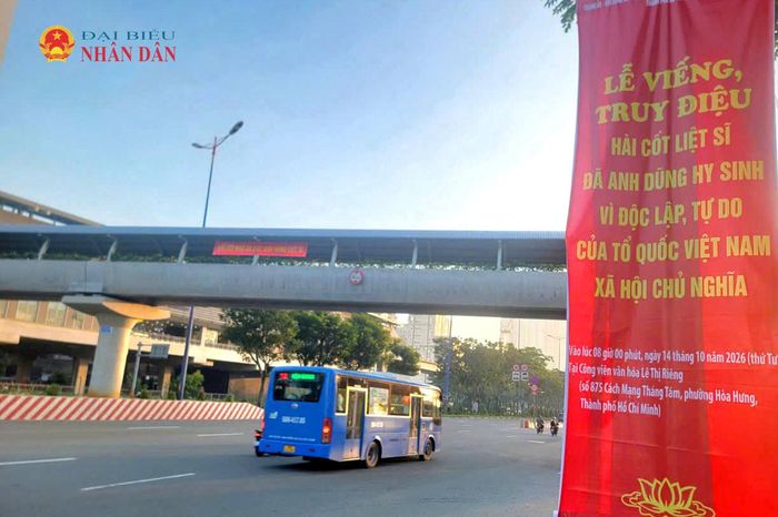 Những tấm băng-rôn được treo trên các tuyến đường sẽ đưa 731 hài cốt liệt sĩ từ Công viên Lê Thị Riêng về Nghĩa trang liệt sĩ TP. Hồ Chí Minh. Ảnh: Quang Phương - Nguyễn Tuấn