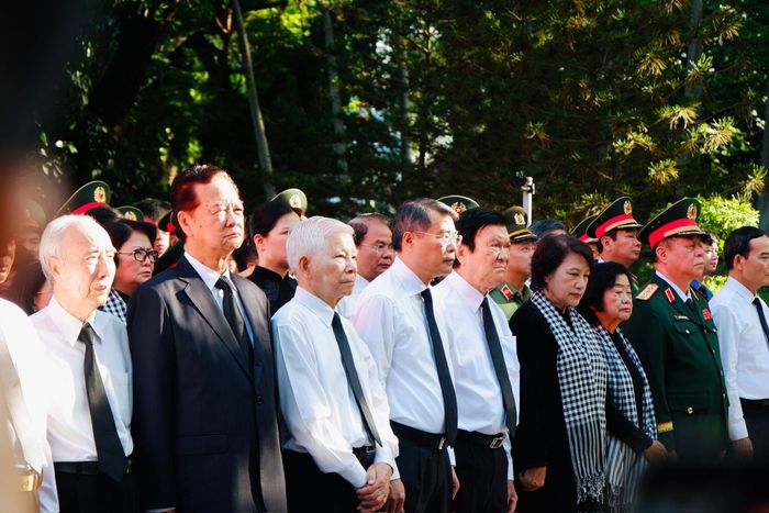 7h30, Uỷ viên Bộ Chính trị, Thủ tướng Chính phủ Lê Minh Hưng cùng các đại biểu dâng hoa, dâng hương tại Tượng đài Cố Tổng Bí thư Trần Phú trong Công viên văn hóa Lê Thị Riêng. Ảnh: Hoa Lê