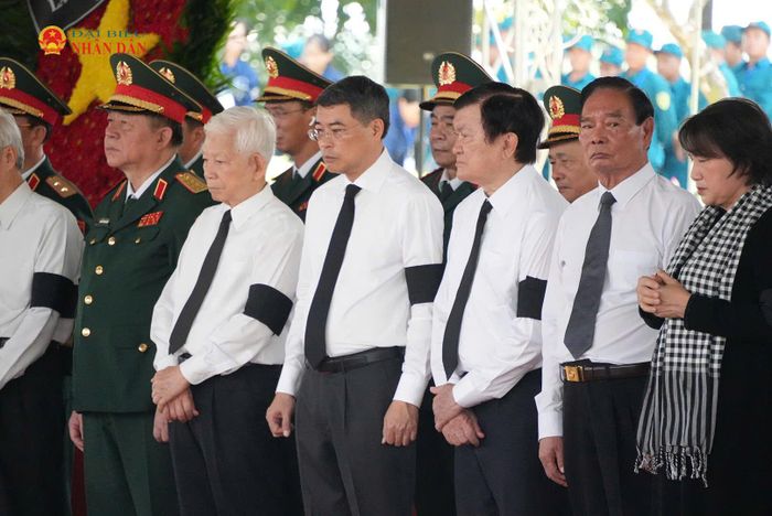 Uỷ viên Bộ Chính trị, Thủ tướng Chính phủ Lê Minh Hưng cùng đại biểu tiễn đưa, an táng hài cốt 731 liệt sĩ tại Nghĩa trang liệt sĩ TP. Hồ Chí Minh. Ảnh: Thạc Hiếu