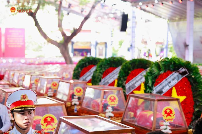 Hài cốt các Anh hùng liệt sĩ chuẩn bị được đưa về Nghĩa trang TP. Hồ Chí Minh. Ảnh: Hoa Lê