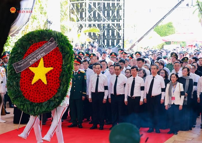 Thành uỷ, HĐND, UBND, Uỷ ban Mặt trận Tổ quốc Việt Nam TP. Hồ Chí Minh vào viếng hài cốt các liệt sĩ. Ảnh: Hoa Lê