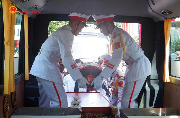 Hài cốt liệt sĩ được di chuyển lên xe đặc chủng. Ảnh: Hoa Lê