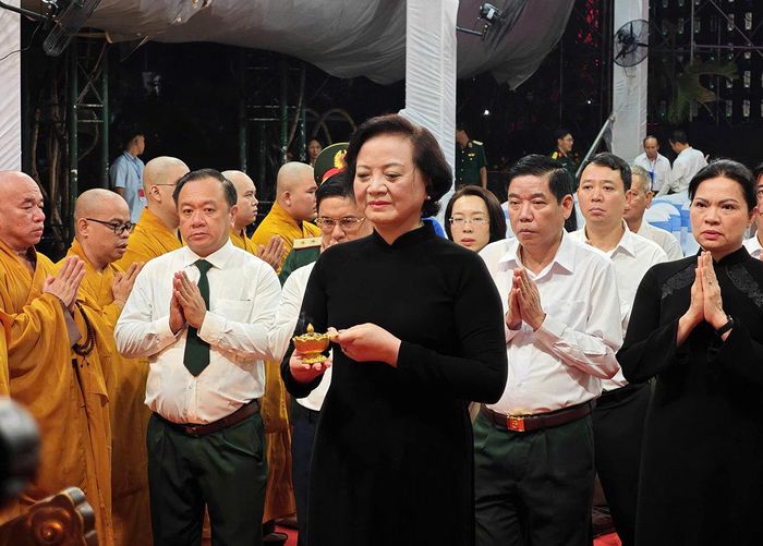Phó Thủ tướng Chính phủ Phạm Thị Thanh Trà Trưởng Ban Chỉ đạo Quốc gia về tìm kiếm, quy tập và xác định danh tính hài cốt liệt sĩ dự lễ cầu nguyện. Ảnh: Hoa Lê