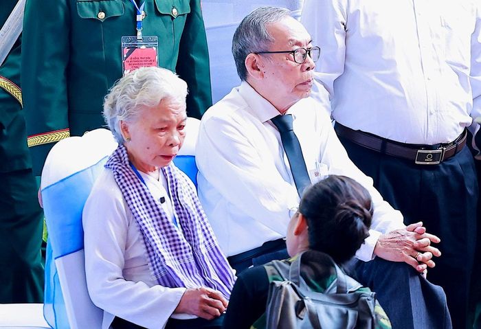 Bà Nguyễn Thị Lệ, vợ liệt sĩ Huỳnh Văn Quên đến tham dự lễ truy điệu, an táng các Anh hùng liệt sĩ. Trong tổng số 731 hài cốt liệt sĩ ở công viên Lê Thị Riêng, hiện có hài cốt liệt sĩ Huỳnh Văn Quên đã xác định được danh tính. Ảnh: Hoa Lê