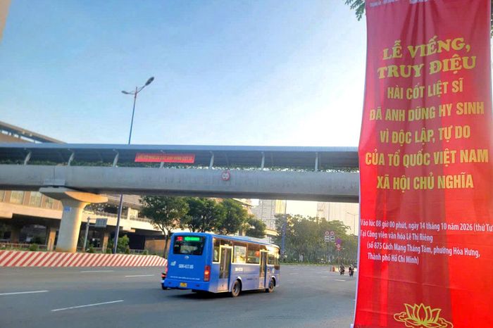 Những tấm băng-rôn được treo trên các tuyến đường sẽ đưa 731 hài cốt liệt sĩ từ Công viên Lê Thị Riêng về Nghĩa trang liệt sĩ TP. Hồ Chí Minh. Ảnh: Quang Phương - Nguyễn Tuấn