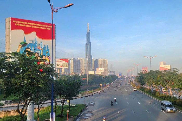 Tuyến đường Võ Nguyên Giáp (đoạn cầu Sài Gòn) nơi đoàn xe di quách hài cốt liệt sĩ sẽ đi qua. Ảnh: Quang Phương