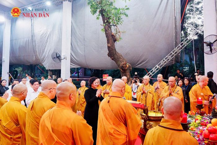Giáo hội Phật giáo Việt Nam TP. Hồ Chí Minh cử hành nghi thức cầu nguyện. Ảnh Hoa Lê