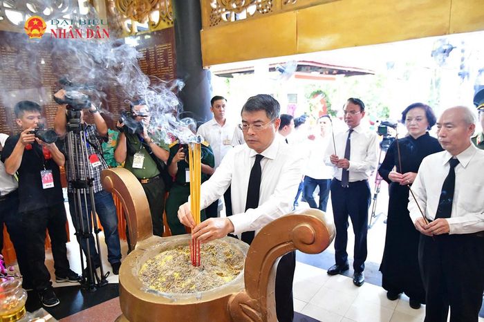 Thủ tướng Chính phủ Lê Minh Hưng dâng hương tại Nhà Bia Liệt sĩ và các địa điểm trong Công viên văn hóa Lê Thị Riêng. Ảnh: Hoa Lê