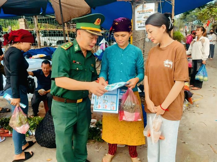 Bộ đội Biên phòng tỉnh Tuyên Quang phát tờ rơi tuyên truyền pháp luật cho người dân khu vực biên giới. Ảnh: Hoàng Chính