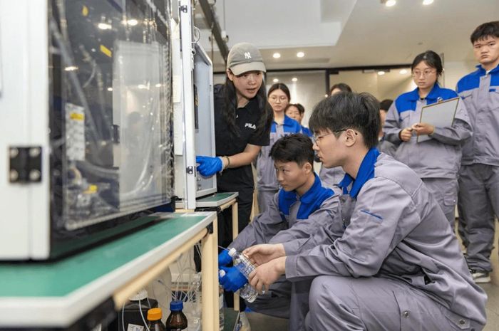 Ngày càng nhiều sinh viên tốt nghiệp đại học Trung Quốc tìm đến các trường dạy nghề để nâng cao triển vọng việc làm. Ảnh: VCG