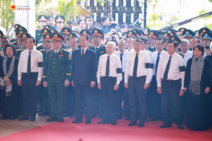 Thủ tướng Lê Minh Hưng và các lãnh đạo, nguyên lãnh đạo Đảng, Nhà nước tham dự lễ viếng, truy điệu hài cốt liệt sĩ tại công viên Lê Thị Riêng