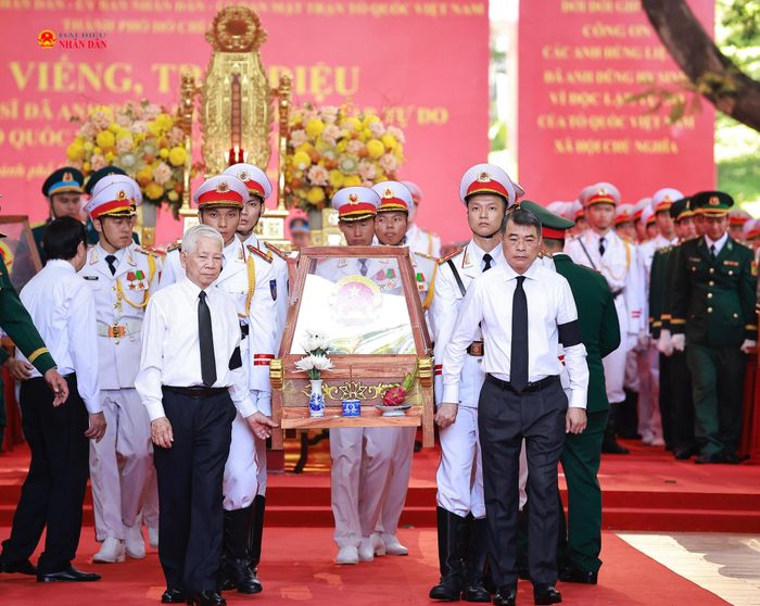 Thủ tướng Lê Minh Hưng và nguyên Chủ tịch nước Nguyễn Minh Triết thực hiện di quan các hài cốt liệt sĩ