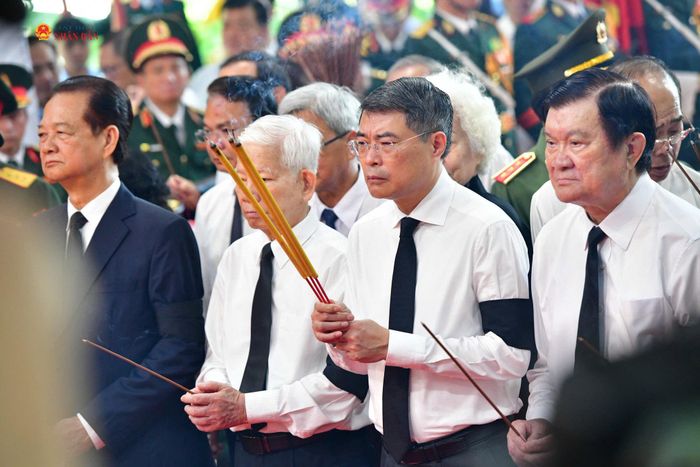 Thủ tướng Lê Minh Hưng và lãnh đạo, nguyên lãnh đạo Đảng, Nhà nước dâng hương tưởng niệm các anh hùng liệt sĩ