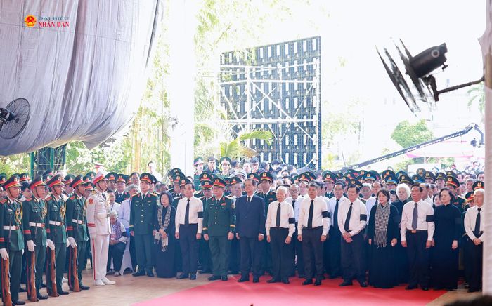 Thủ tướng Lê Minh Hưng và các lãnh đạo, nguyên lãnh đạo Đảng, Nhà nước tham dự lễ viếng, truy điệu hài cốt liệt sĩ tại công viên Lê Thị Riêng