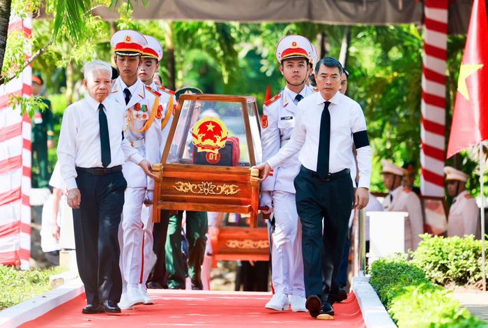Thủ tướng Lê Minh Hưng và nguyên Chủ tịch nước Nguyễn Minh Triết thực hiện di quan các hài cốt liệt sĩ