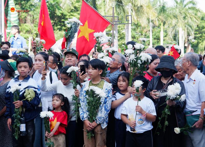 Hàng dài người dân, cựu chiến binh, sinh viên, học sinh cùng người dân tiễn đưa các anh hùng liệt sĩ