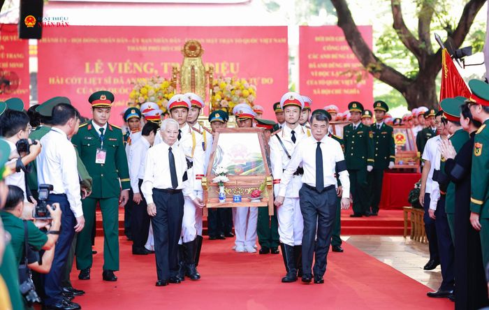 Thủ tướng Lê Minh Hưng và nguyên Chủ tịch nước Nguyễn Minh Triết thực hiện di quan các hài cốt liệt sĩ