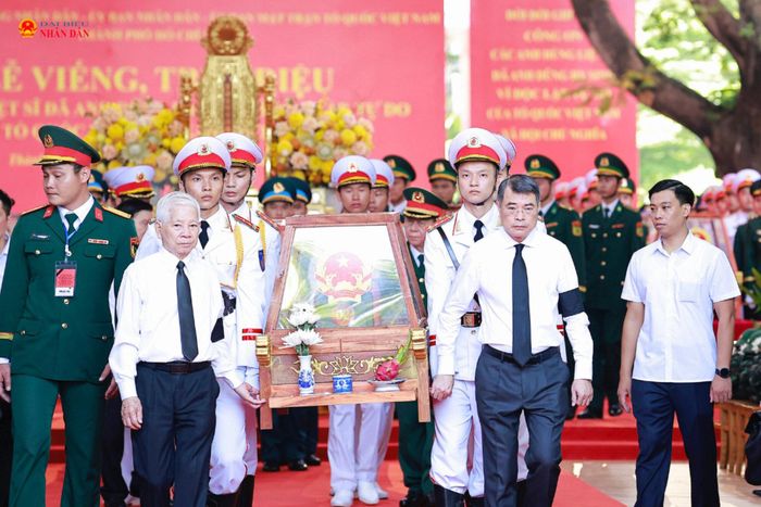 Thủ tướng Lê Minh Hưng và nguyên Chủ tịch nước Nguyễn Minh Triết thực hiện di quan các hài cốt liệt sĩ
