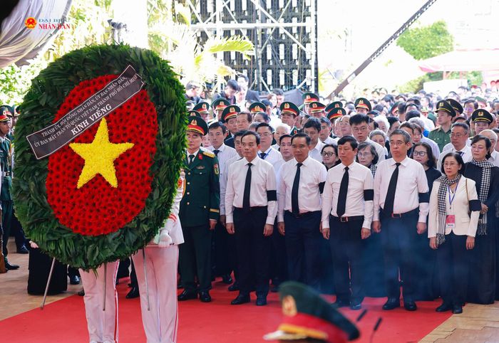 Bí thư Thành ủy TP. Hồ Chí Minh Trần Lưu Quang dẫn đầu đoàn đại biểu của TP. Hồ Chí Minh dâng hương tưởng niệm các anh hùng liệt sĩ