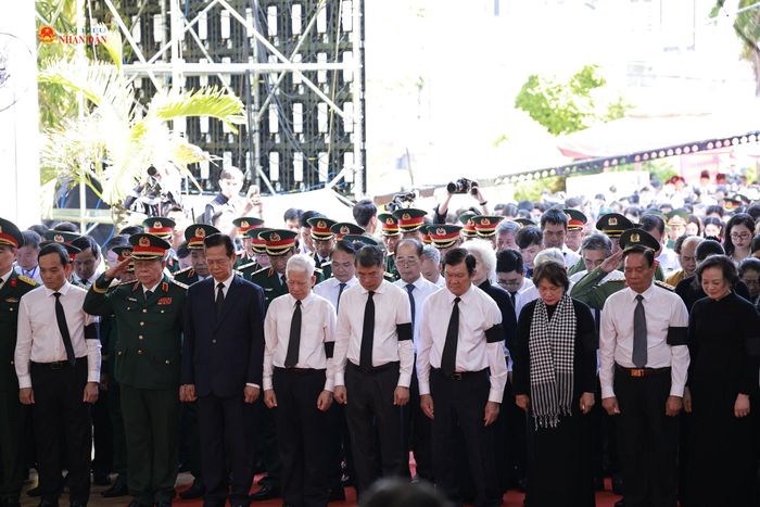 Thủ tướng Lê Minh Hưng và các đại biểu dành phút mặc niệm các anh hùng liệt sĩ