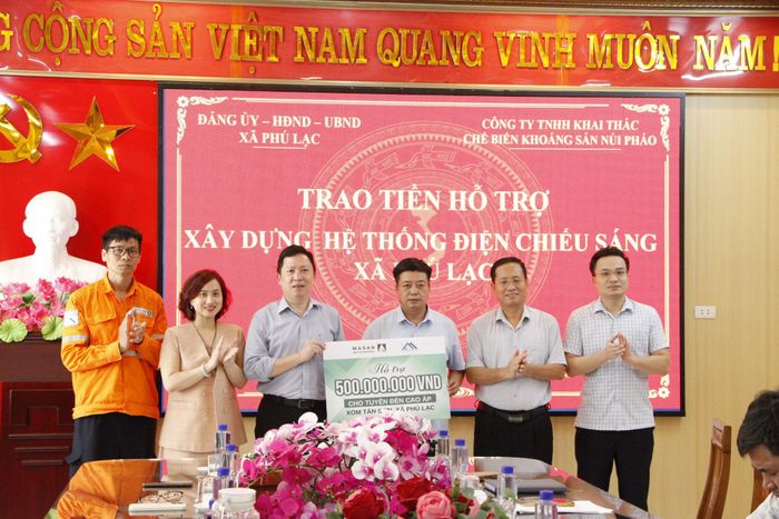 Núi Pháo trao tặng 500tr cho UBND xã Phú Lạc xây dựng điện chiếu sáng tại tuyến đường chính của xã Phú Lạc.