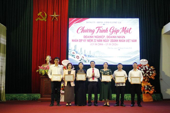 Bà Phạm Thị Hồng Hạnh - Trưởng phòng Truyền thông và Cộng đồng và Ông Vũ Ngọc Cường - Cán bộ Cao cấp Quan hệ Cộng đồng nhận bằng khen của xã Phú Lạc.