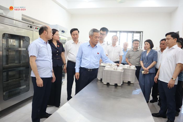 Đoàn ĐBQH tỉnh Thanh Hóa khảo sát thực tế trên địa bàn xã Bát Mọt và Yên Nhân. Ảnh: Đào Cảnh