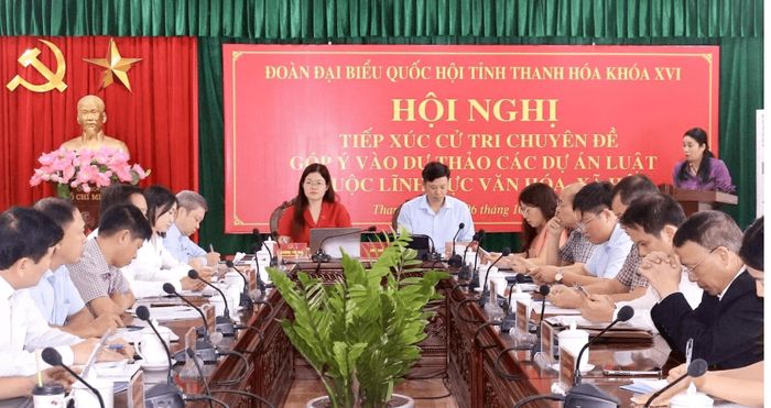Đoàn ĐBQH tỉnh Thanh Hóa tieeps xúc cử tri chuyên lấy ý kiến góp ý các dự án luật thuộc lĩnh vực văn hóa - xã hội. Ảnh: Trần Hằng