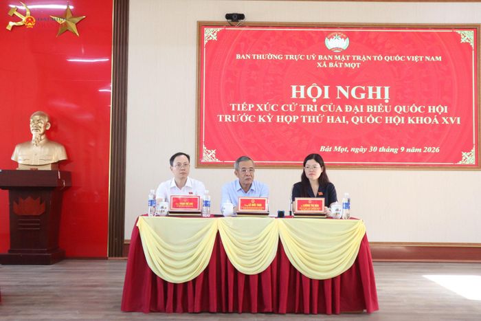 Đoàn ĐBQH tỉnh Thanh Hóa tiếp xúc cử tri tại xã Bát Mọt và Yên Nhân. Ảnh: Đào Cảnh