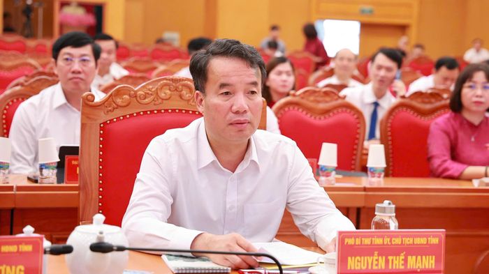 Phó Bí thư Tỉnh uỷ, Chủ tịch UBND Nguyễn Thế Mạnh cùng các đại biểu dự kỳ họp