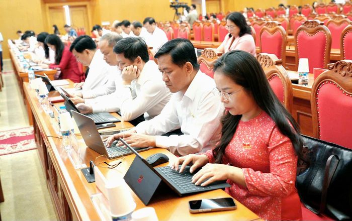 Các đại biểu nghiên cứu tài liệu tại kỳ họp