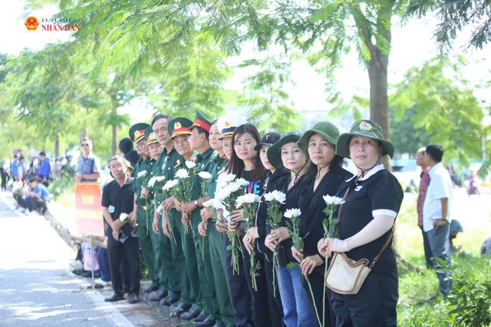 Tại khu vực Khu du lịch Suối Tiên, đông đảo cựu chiến binh, người dân phường Tăng Nhơn Phú mang theo hoa cúc trắng, đứng thành hàng dọc bên đường Võ Nguyên Giáp chờ đưa tiễn các Anh hùng liệt sĩ. Ảnh: Văn Dũng