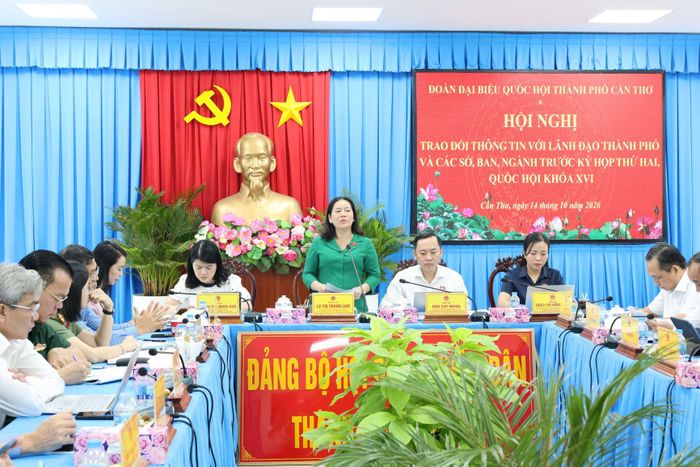 Phó Trưởng Đoàn đại biểu Quốc hội (ĐBQH) TP. Cần Thơ Lê Thị Thanh Lam báo cáo tổng hợp kiến nghị của cử tri TP. Cần Thơ trước Kỳ họp thứ Hai, Quốc hội khóa XVI