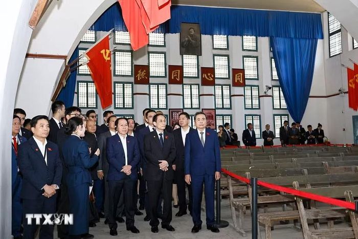 Chủ tịch Quốc hội Trần Thanh Mẫn và Đoàn đại biểu cấp cao Việt Nam tham quan Phòng họp Đại hội 7, Lầu Phi Cơ, nơi ở của Chủ tịch Mao Trạch Đông tại Khu di tích Dương Gia Lĩnh. Ảnh: Doãn Tấn/TTXVN