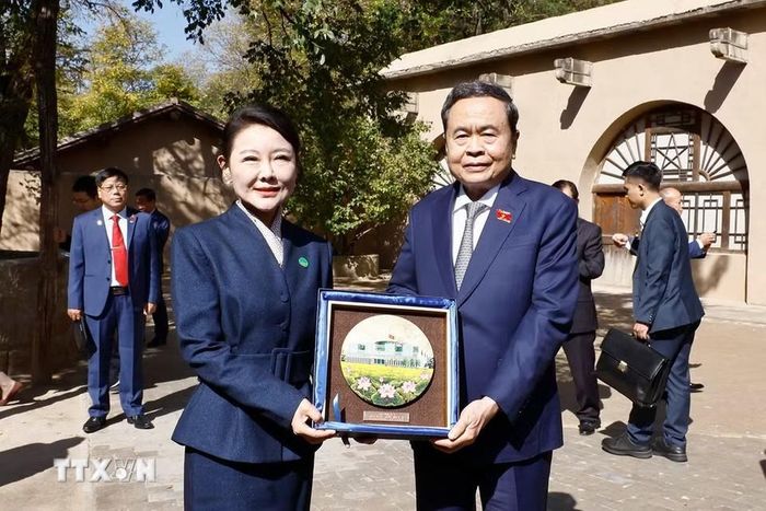 Chủ tịch Quốc hội Trần Thanh Mẫn trao quà lưu niệm tặng lãnh đạo Khu di tích Tảo Viên. Ảnh: Doãn Tấn/TTXVN