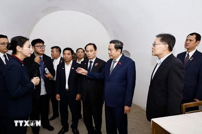 Chủ tịch Quốc hội Trần Thanh Mẫn và Đoàn đại biểu cấp cao Việt Nam thăm nơi ở của Chủ tịch Hồ Chí Minh trong thời gian hoạt động cách mạng ở Trung Quốc, tại Khu di tích Tảo Viên. Ảnh: Doãn Tấn/TTXVN