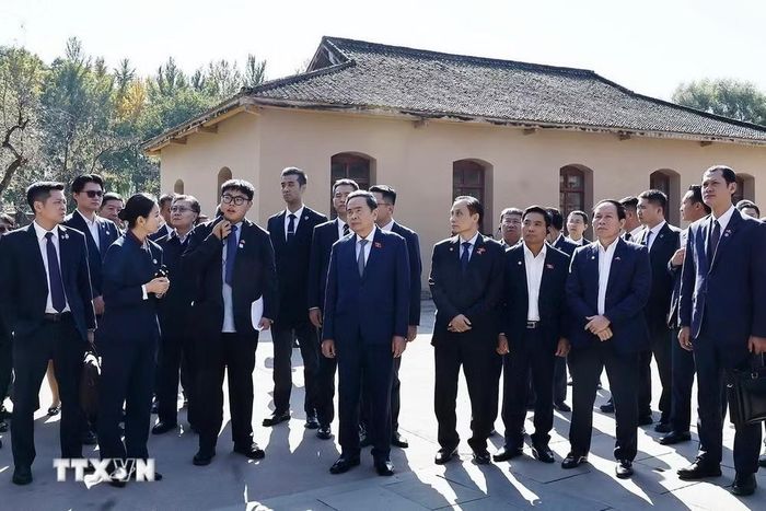Chủ tịch Quốc hội Trần Thanh Mẫn và Đoàn đại biểu cấp cao Việt Nam tham quan Phòng họp Ban Bí thư tại Khu di tích Tảo Viên. Ảnh: Doãn Tấn/TTXVN
