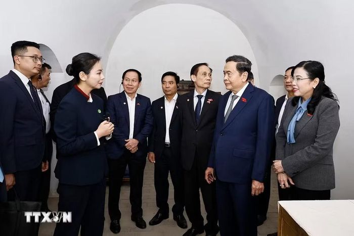 Chủ tịch Quốc hội Trần Thanh Mẫn và Đoàn đại biểu cấp cao Việt Nam thăm nơi ở của Chủ tịch Hồ Chí Minh trong thời gian hoạt động cách mạng ở Trung Quốc, tại Khu di tích Tảo Viên. Ảnh: Doãn Tấn/TTXVN