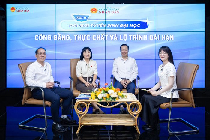 TS Lê Anh Đức cùng các khách mời tham gia Talkshow "Đổi mới tuyển sinh đại học: Công bằng, thực chất và lộ trình dài hạn", do Báo Đại biểu Nhân dân tổ chức. Ảnh: Phạm Thắng
