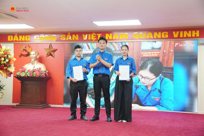 Hội Liên hiệp Thanh niên phường trao quyết định và ra mắt 02 CLB trực thuộc mới: Câu lạc bộ Chuyển đổi số Thanh niên Dương Nội và Câu lạc bộ Nghệ thuật - thể thao.