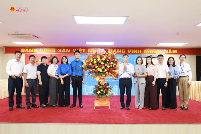 Nhân dịp này, Đảng ủy, HĐND, UBND và Ủy ban MTTQ Việt Nam phường Dương Nội đã tặng lẵng hoa tươi thắm, chúc mừng thành công của ngày hội lớn của tuổi trẻ cả nước.
