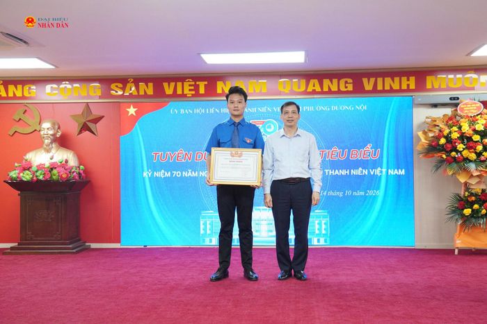 Phó Bí thư Thường trực Đảng ủy phường Dương Nội Nguyễn Sỹ Hoạt tặng Bằng khen của Thành hội cho Hội LHTN Việt Nam phường.