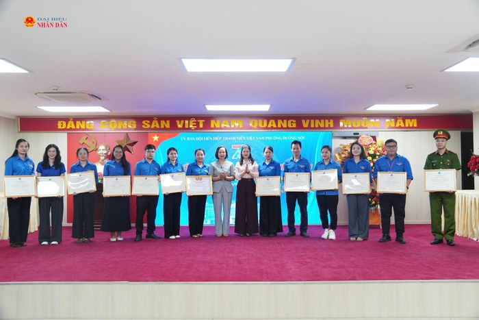 Ủy ban Hội LHTN Việt Nam phường Dương Nội quyết định tặng giấy khen cho các tập thể và cá nhân có thành tích xuất sắc trong triển khai phong trào.