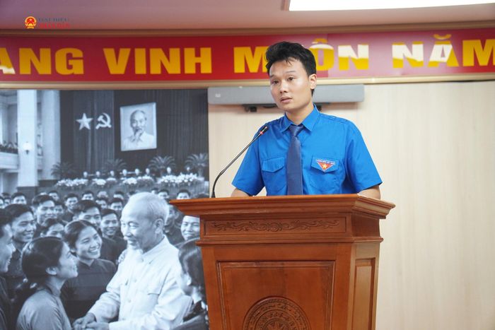 Đồng chí Cấn Hoàng Nam, Phó Bí thư Đoàn, Chủ tịch Hội LHTN Việt Nam phường Dương Nội trình bày diễn văn tại Lễ kỷ niệm.