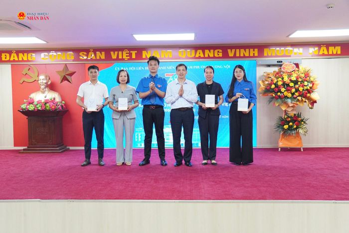 Ban Tổ chức tri ân tới các anh, chị nguyên lãnh đạo Hội Liên hiệp Thanh niên Việt Nam qua các thời kỳ.