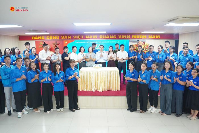 Các đại biểu chụp ảnh niệm tại chương trình.