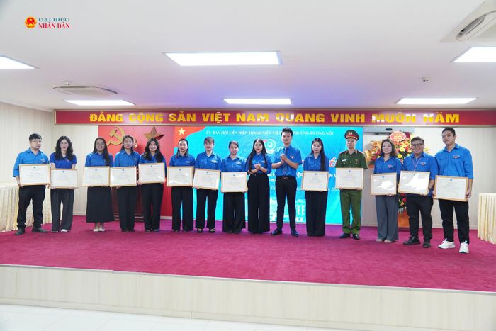 Ủy ban Hội LHTN Việt Nam phường Dương Nội quyết định tặng giấy khen cho các tập thể và cá nhân có thành tích xuất sắc trong triển khai phong trào.