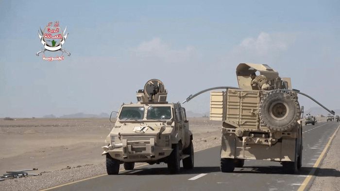 Các phương tiện quân sự di chuyển trong cuộc tiến công của lực lượng chính phủ Yemen nhằm vào lực lượng Houthi, gần Dhubab, tỉnh Taiz, ngày 5/10/2026. Ảnh: Southern Giants Brigades